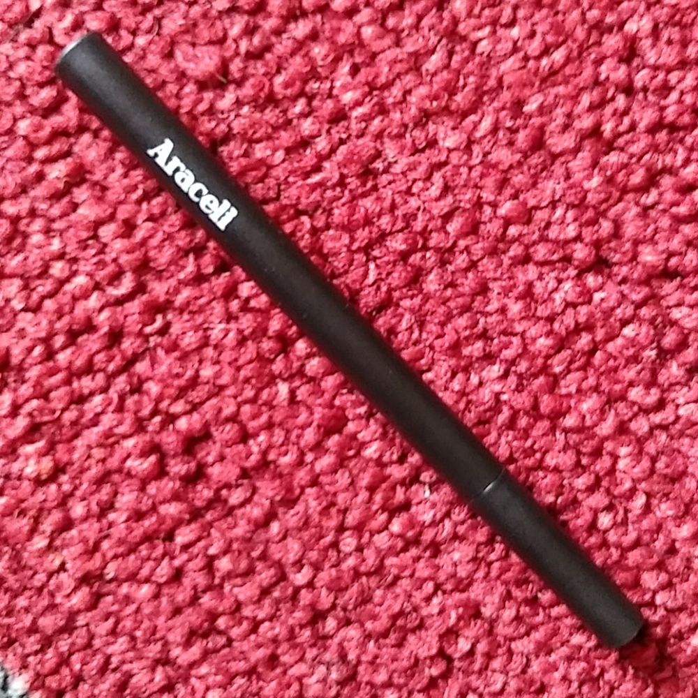 Araceli Ojos perfectos liquid eyeliner